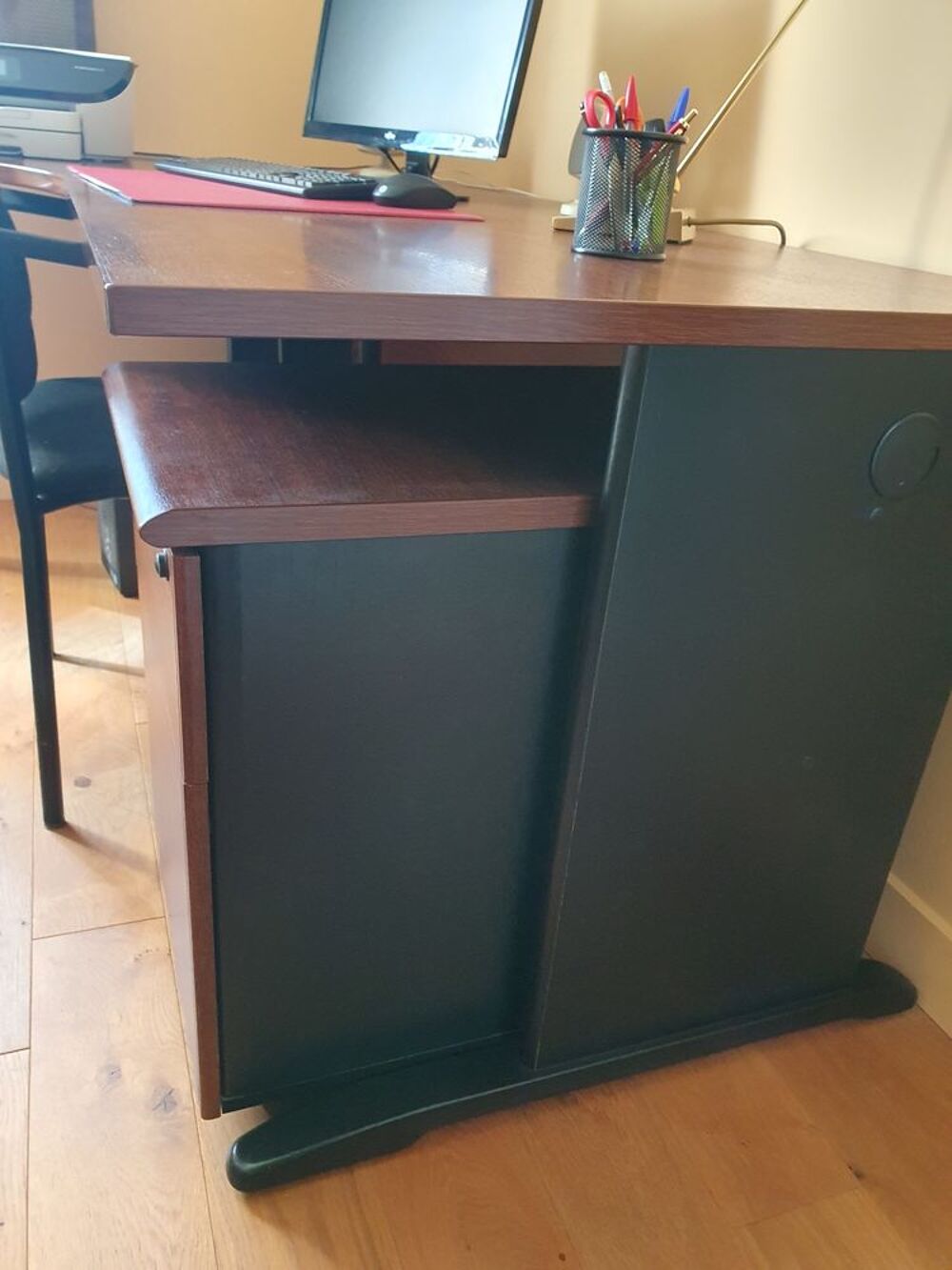 bureau avec caisson. Décoration
