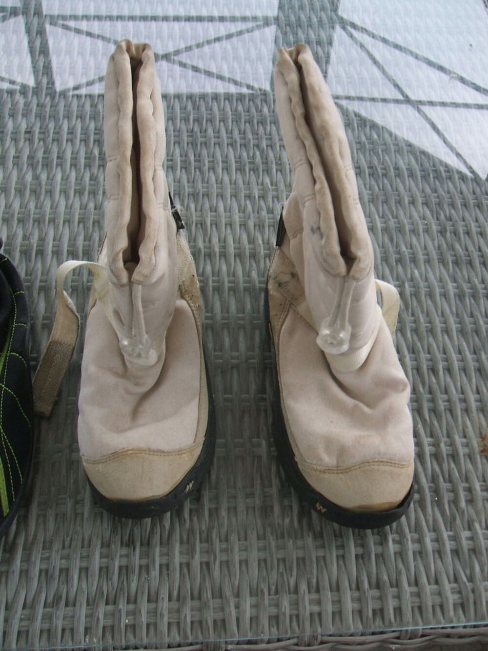 une paire apres skis Chaussures