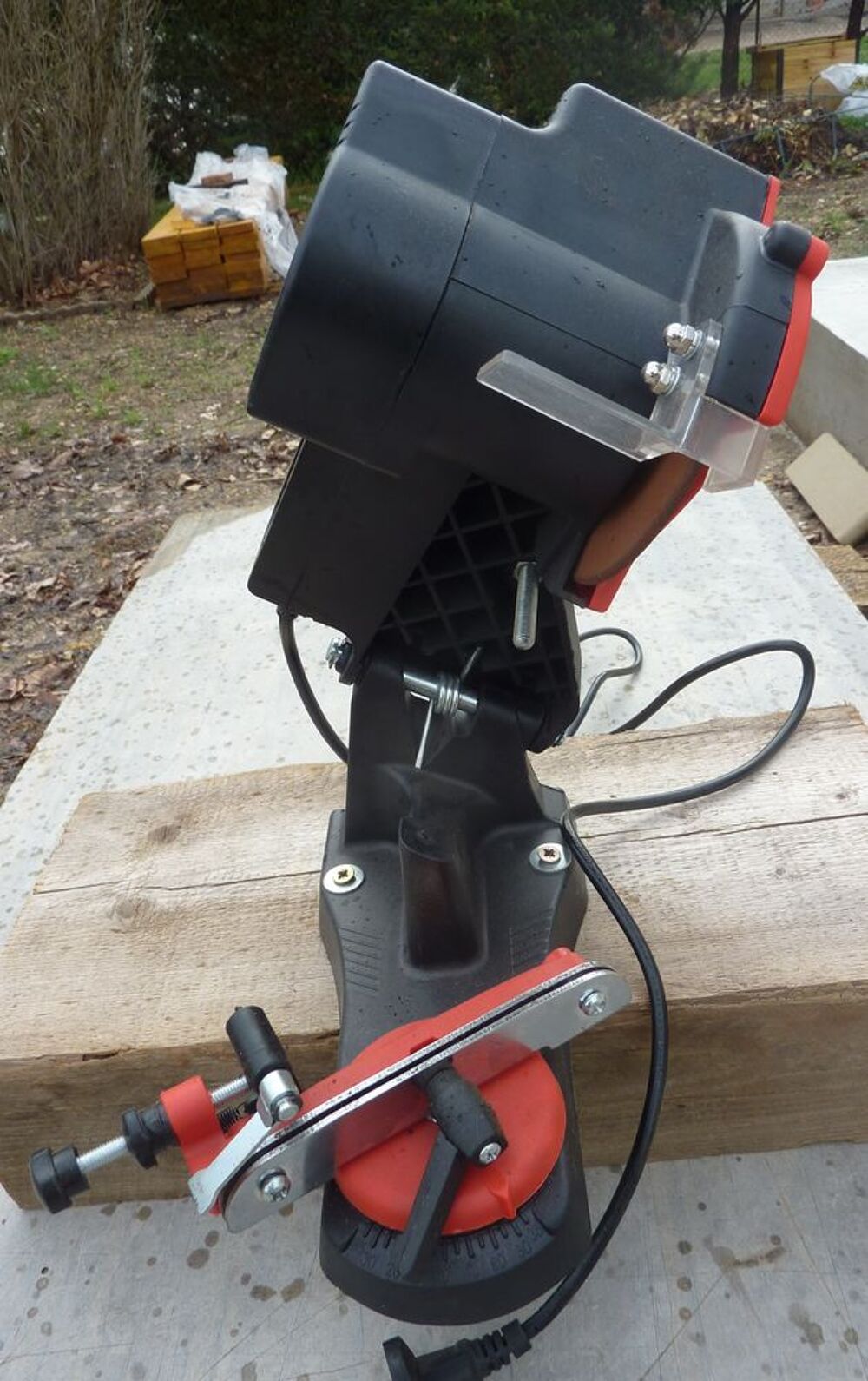 AFFUTEUSE ELECTRIQUE pour cha&icirc;ne de tron&ccedil;onneuse. Jardin