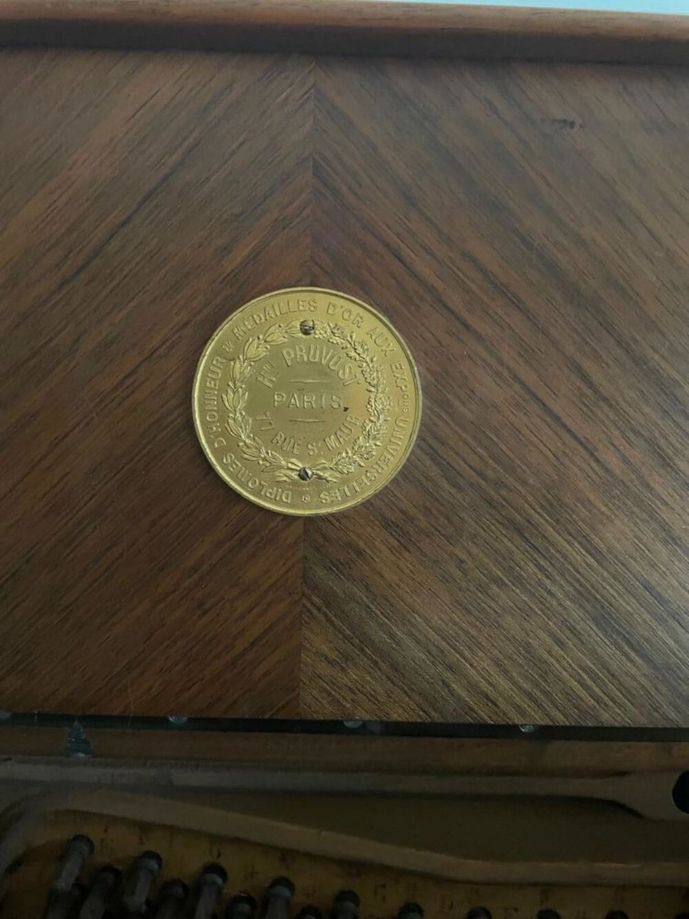 Donne piano droit ancien ? fin XIXe si&egrave;cle Instruments de musique
