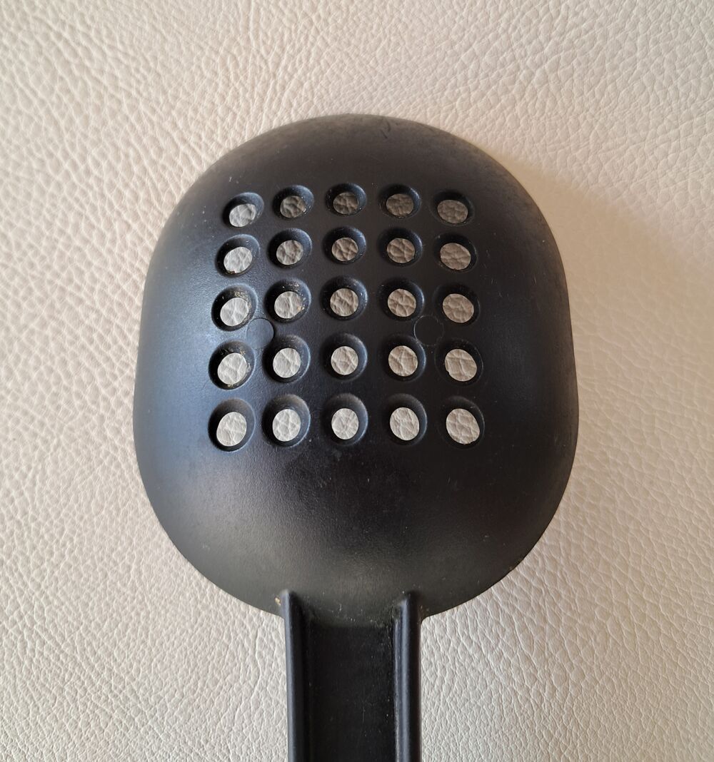 &eacute;cumoire en nylon 
marque tefal 
32x8,5 cm
passoire louche Cuisine