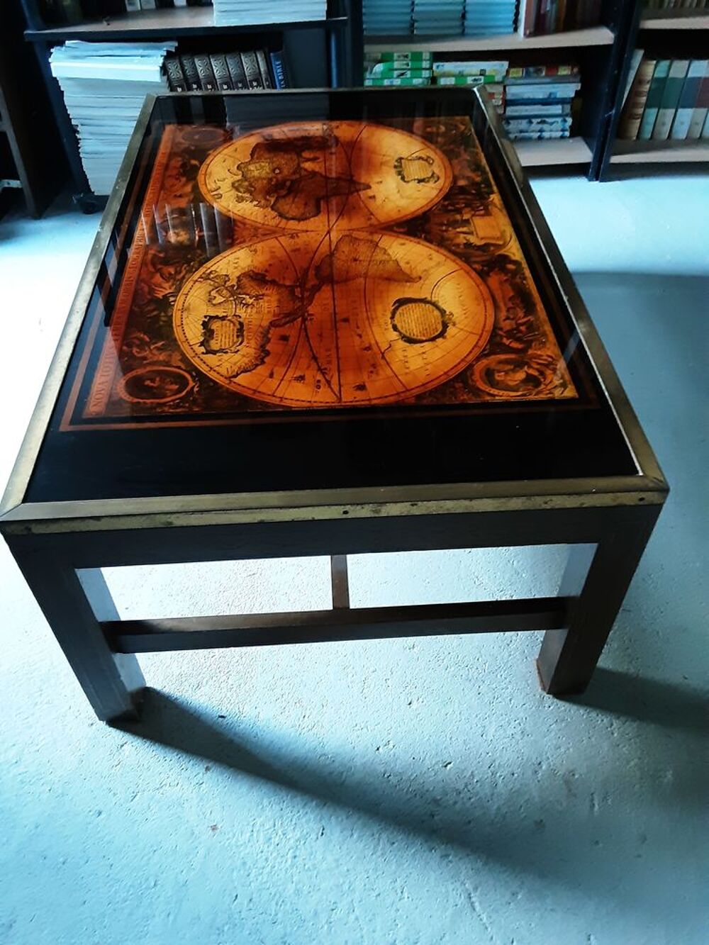 Table basse de salon mappemonde en acajou Meubles