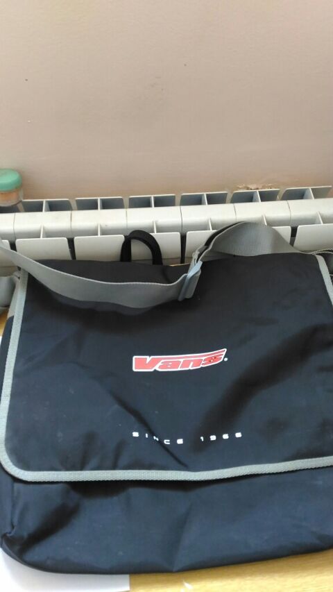 Sacoche noire  rabat rectangulaire  Vans Since 1966  5 Saint-Brs (30)