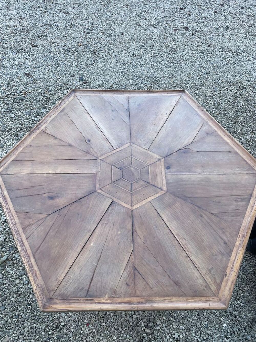 Table ancienne 6 c&ocirc;t&eacute;s Décoration