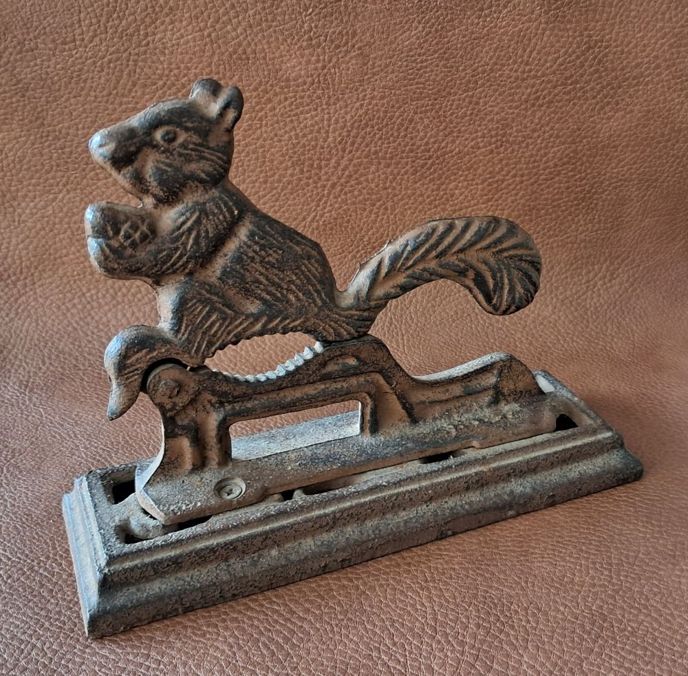 ancien casse noix noisettes vintage en m&eacute;tal &eacute;cureuil Décoration