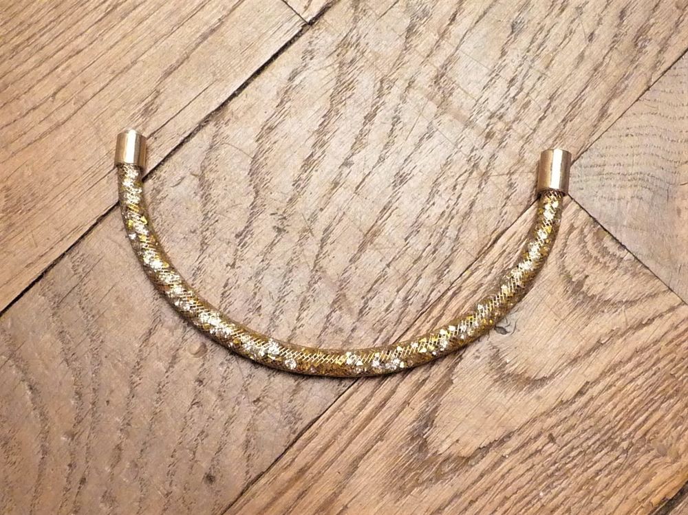 Bracelet Tube Dor&eacute; avec ses Strass Blanc et Fermoir Aimant&eacute; Bijoux et montres