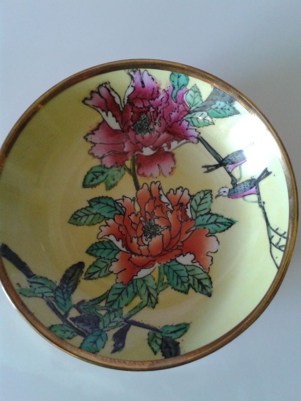 Assiette murale en porcelaine entourage laiton Décoration
