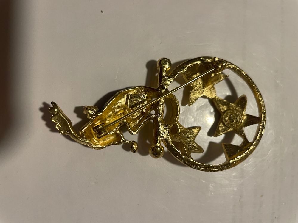 Broche dor&eacute;e CIRCUS avec singe ballon &eacute;toil&eacute; MUSEE ANTIGONA Bijoux et montres