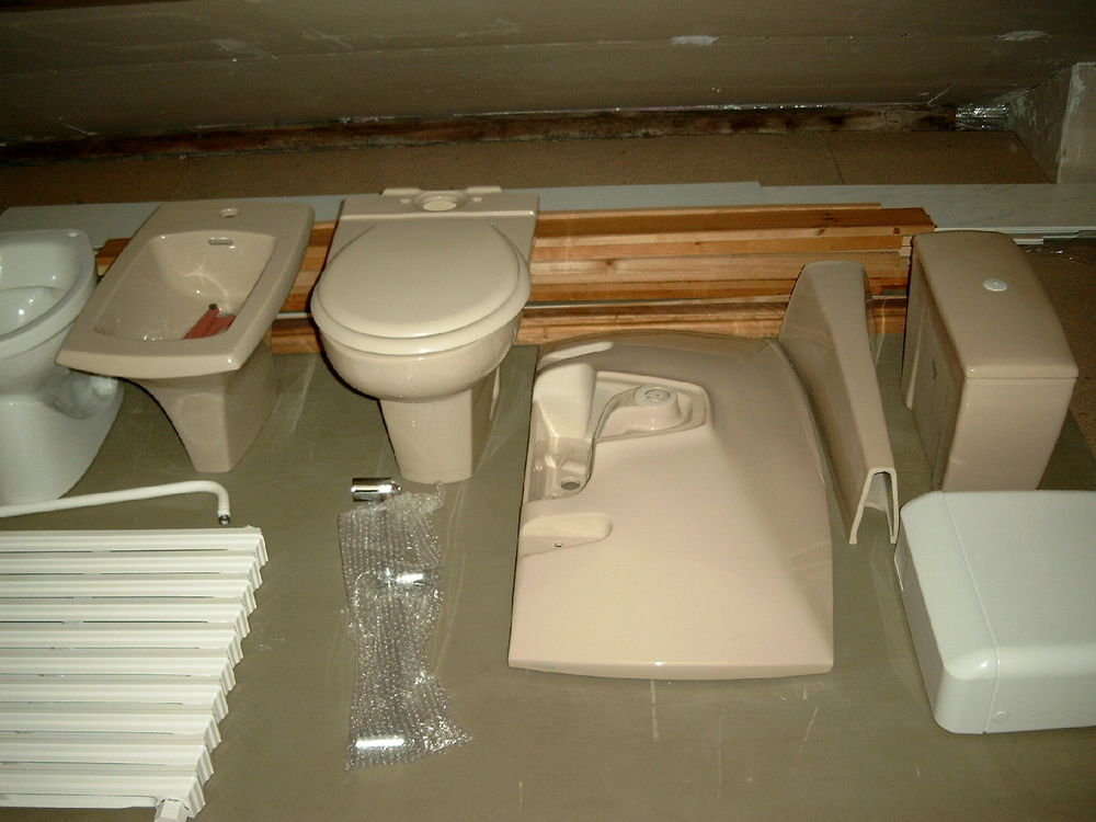 Evier salle de bain sur colonne. Décoration