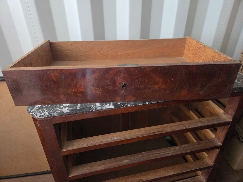 Une splendide commode avec son dessus en marbre &agrave; r&eacute;nover Meubles
