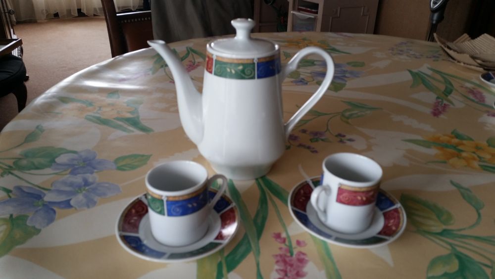 Service &agrave; caf&eacute; tasses,soucoupes et cafeti&egrave;re Cuisine