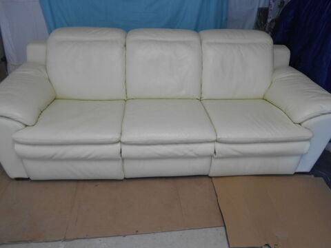       canapé  cuir  beige 3 places avec pouf assorti 
800 Beauzac (43)