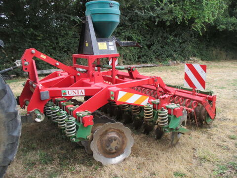 D&eacute;chaumeur Unia + semoir Delimbe 6500 79120 Chey