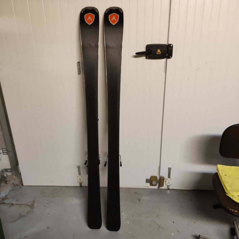 ski dynastar complet avec batons Sports