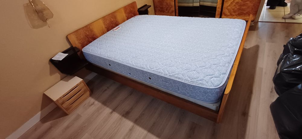 Lit et chevets 197 x 140 x 78 &agrave; la t&ecirc;te de lit Meubles