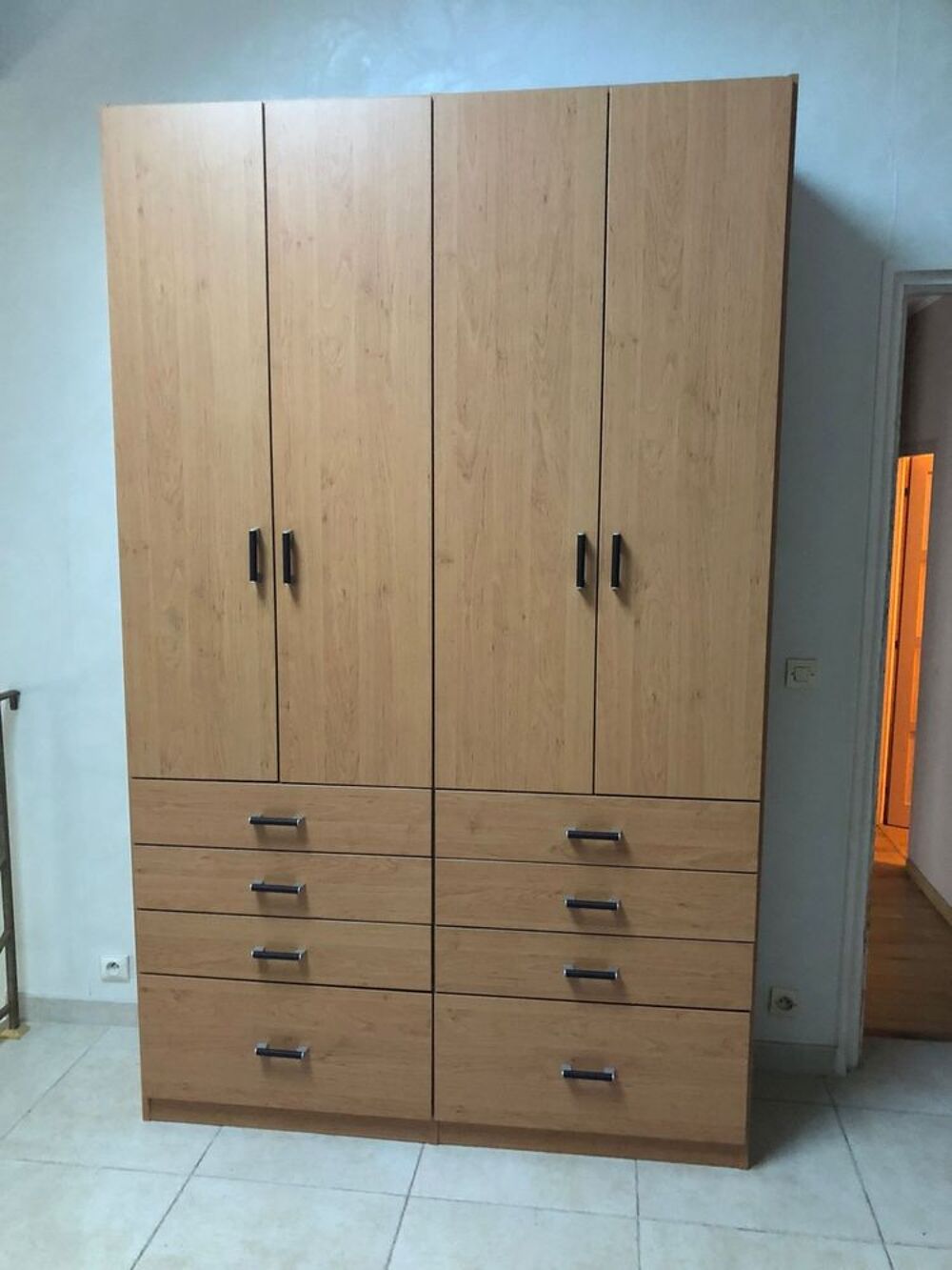 Belle armoire en bois a multiples rangements. Gratuite. Meubles