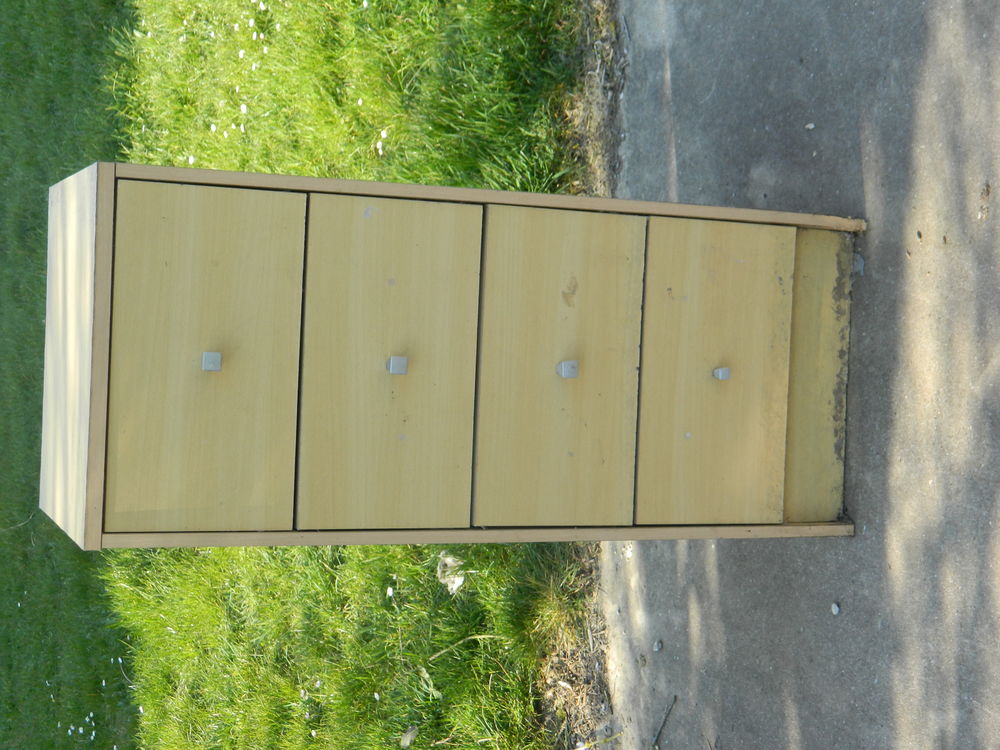 UNE ARMOIRE DE RANGEMENT A TIROIRS Meubles