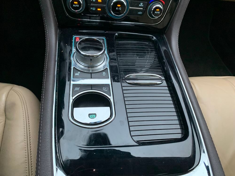 XJ V6 3.0 - 275 Diesel Luxe Premium Empattement Court A 2015 occasion 59310 Auchy-lez-Orchies