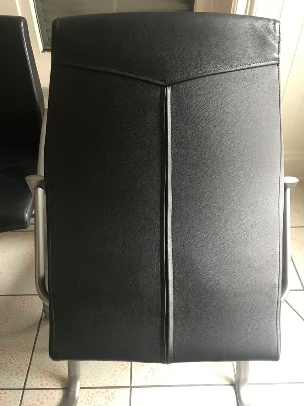 FAUTEUILS EN CUIR Meubles