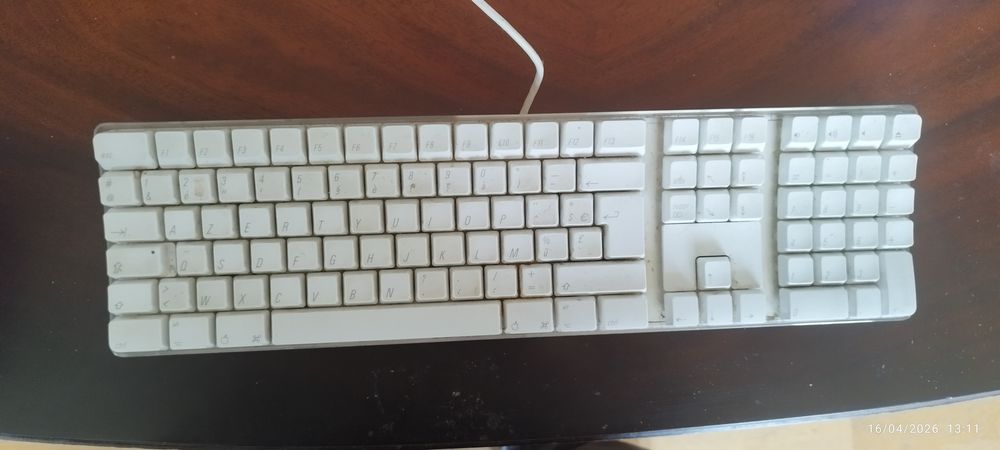 2 &eacute;crans Pc + clavier Apple + diff&eacute;rents accessoires Matériel informatique