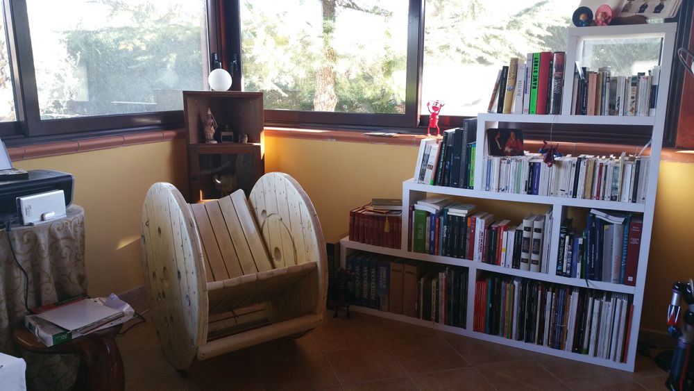 Fauteuil &agrave; bascule original en bois blanc Meubles
