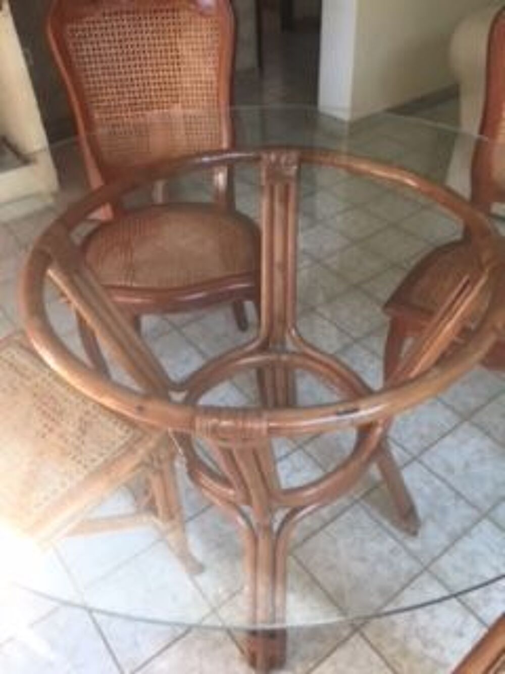 Table ronde et chaise en osier Meubles