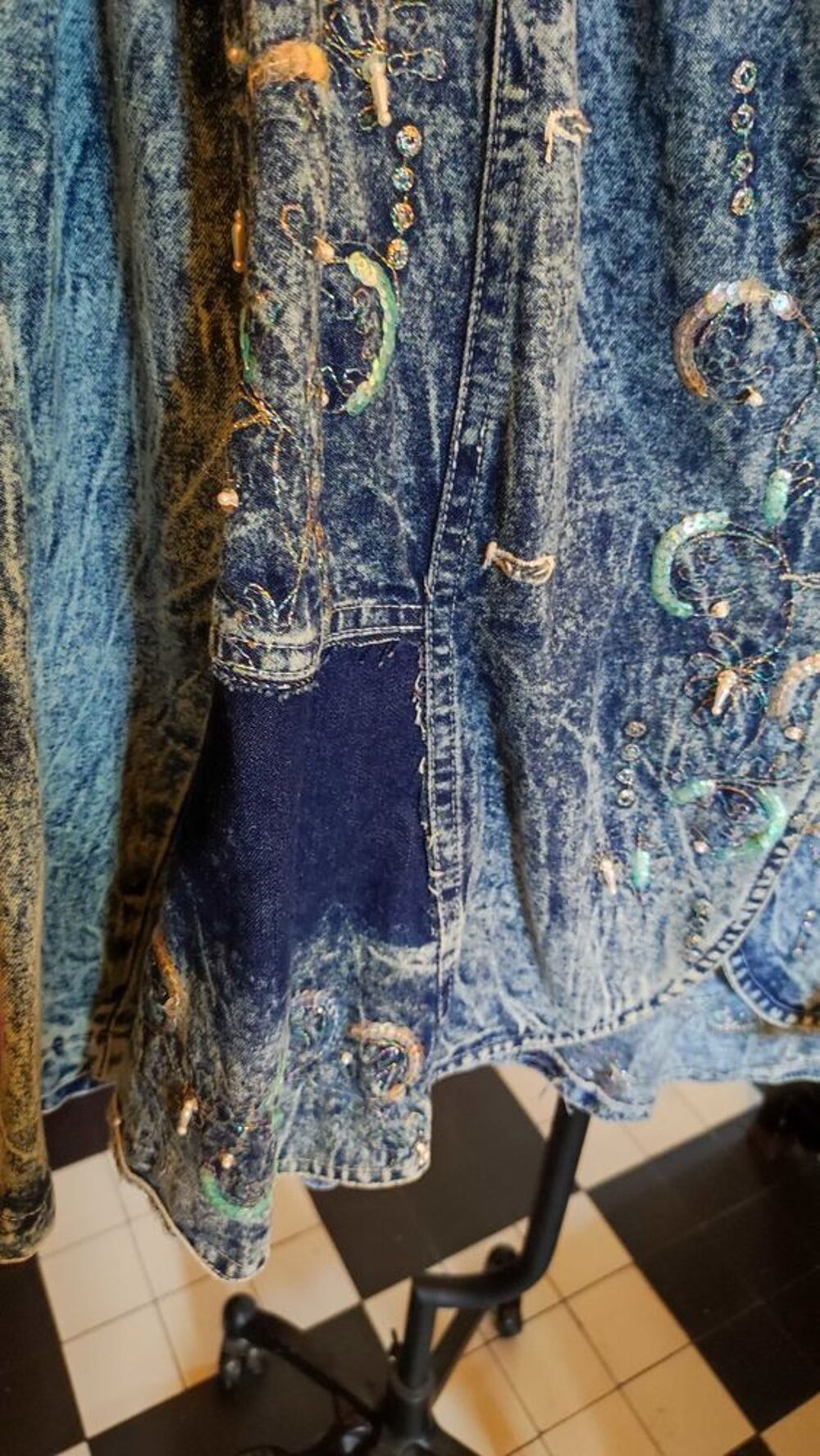 Superbe veste vintage ann&eacute;es fin 80 , neuve, perl&eacute;e, avec sequins &eacute;galement. jean Vêtements