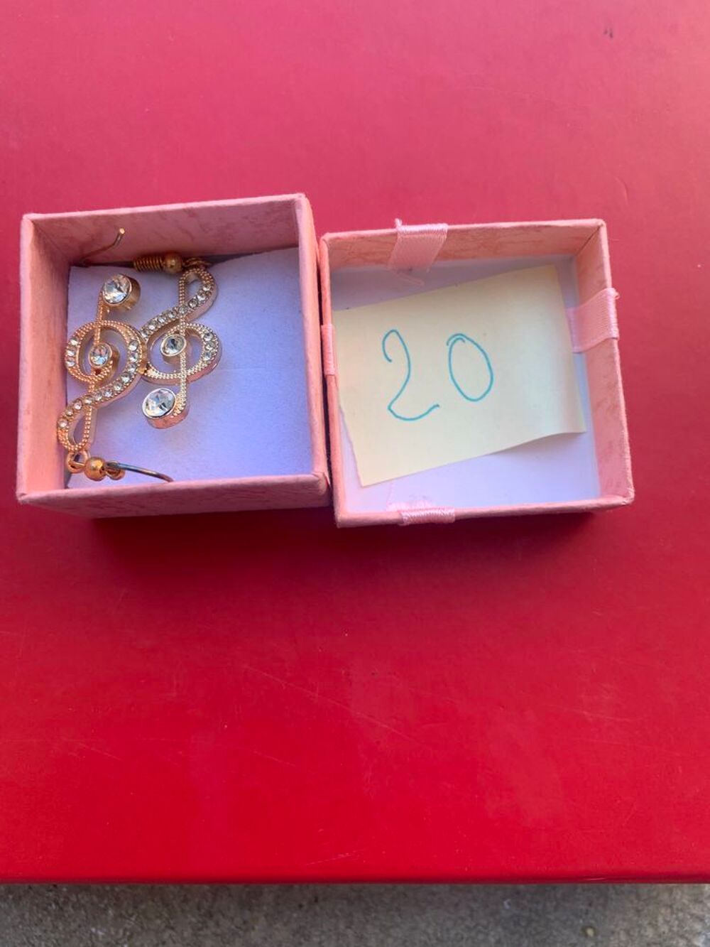 Boucles d'oreilles pendentif en forme de cle de sol dor&eacute; incrust&eacute; de strass scintillant Bijoux et montres