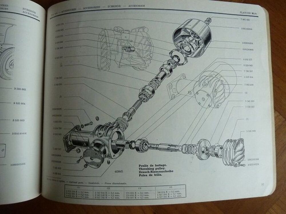 Catalogue de pi&egrave;ces d&eacute;tach&eacute;es pour tracteur RENAULT Livres et BD