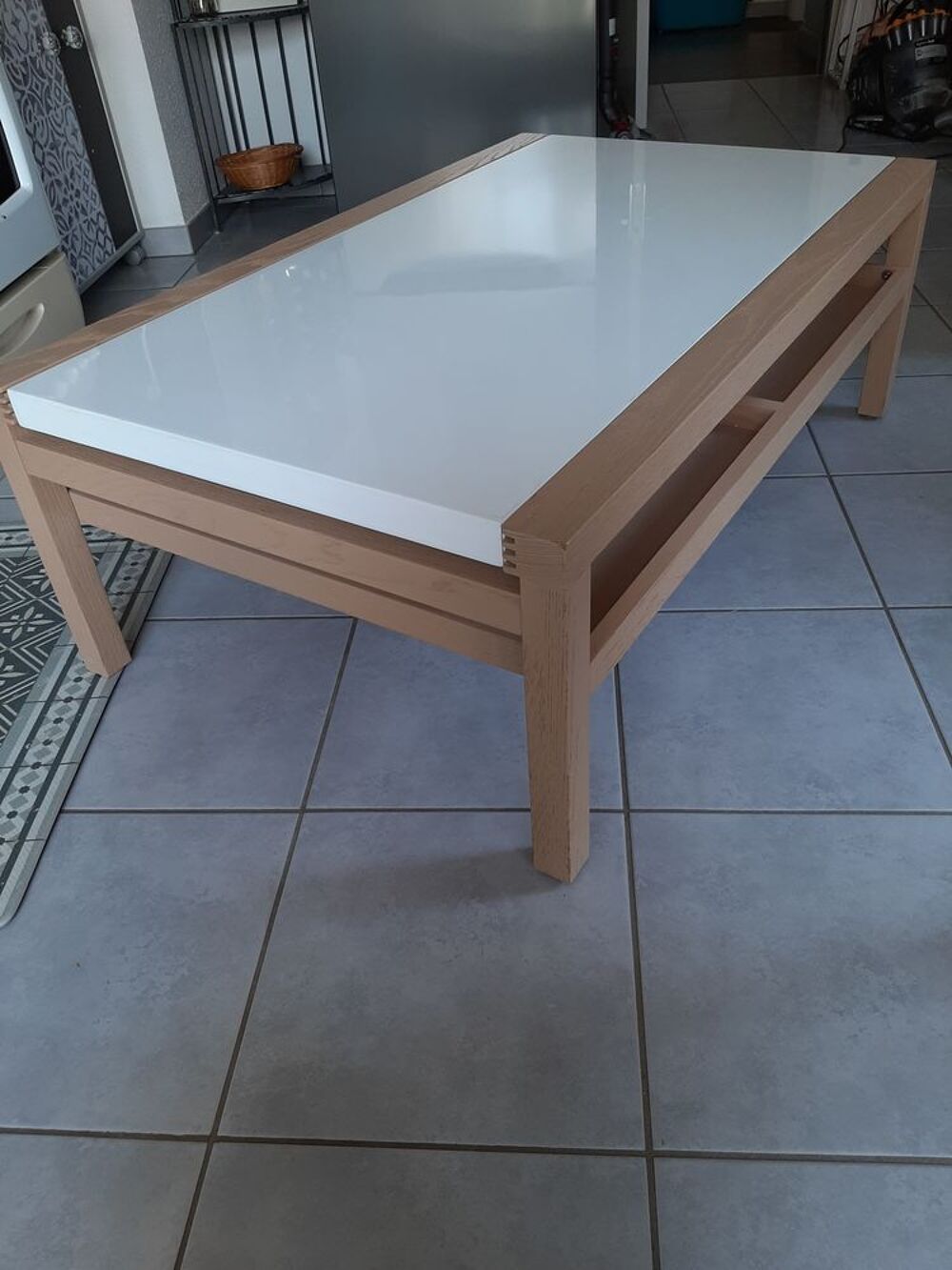 Table de salon tr&egrave;s bon &eacute;tat en bois laqu&eacute; blanc Meubles