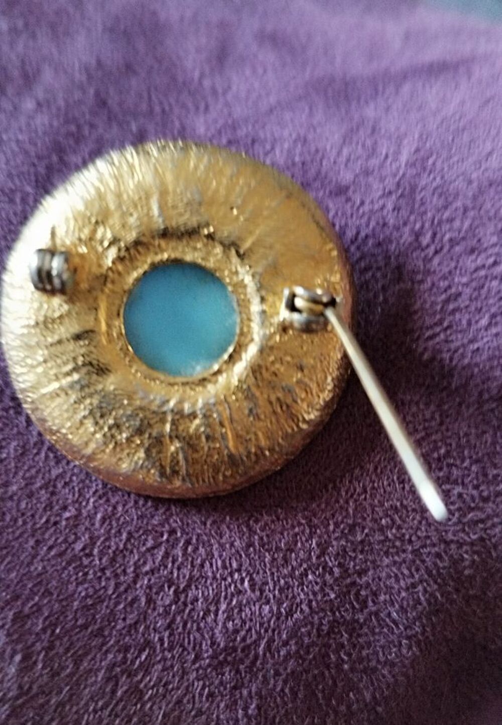 Broche dor&eacute;e vintage cabochon bleu Bijoux et montres