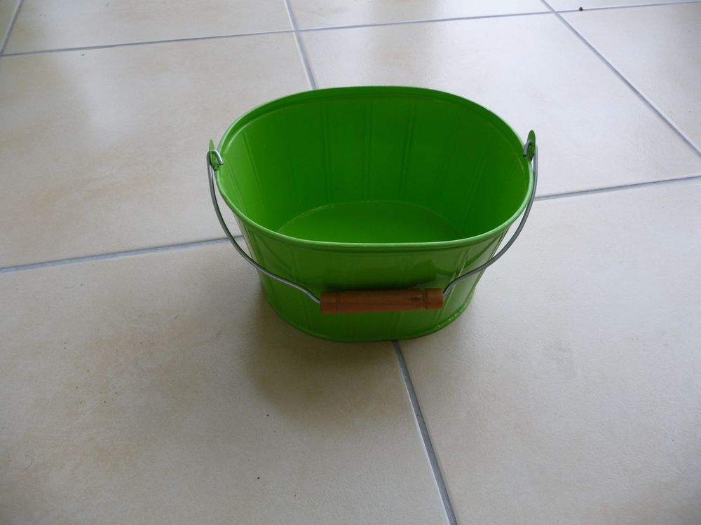 Joli panier ou seau forme ovale m&eacute;tal laqu&eacute; vert - Neuf Décoration