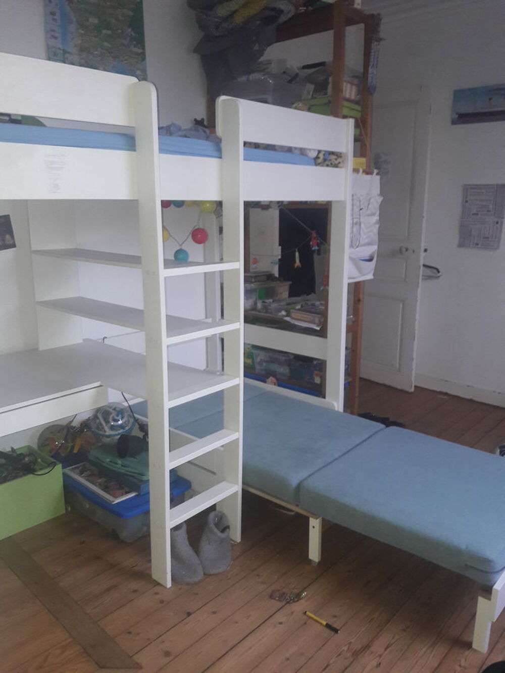 Lit mezzanine compact avec bureau chauffeuse et &eacute;tag&egrave;res. Meubles
