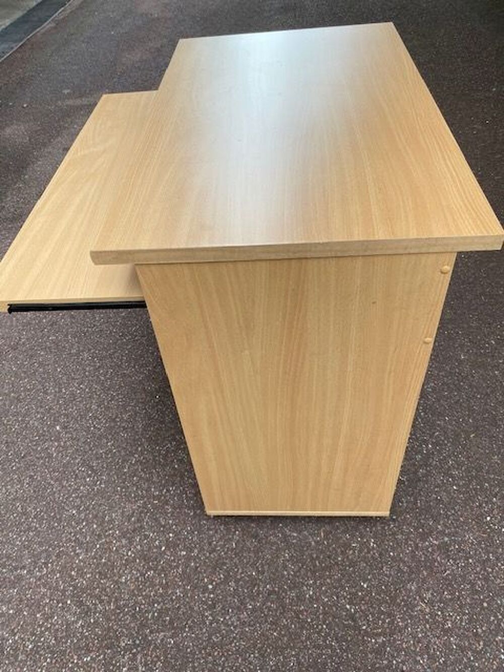 Bureau avec plateau pour ordinateur. Meubles
