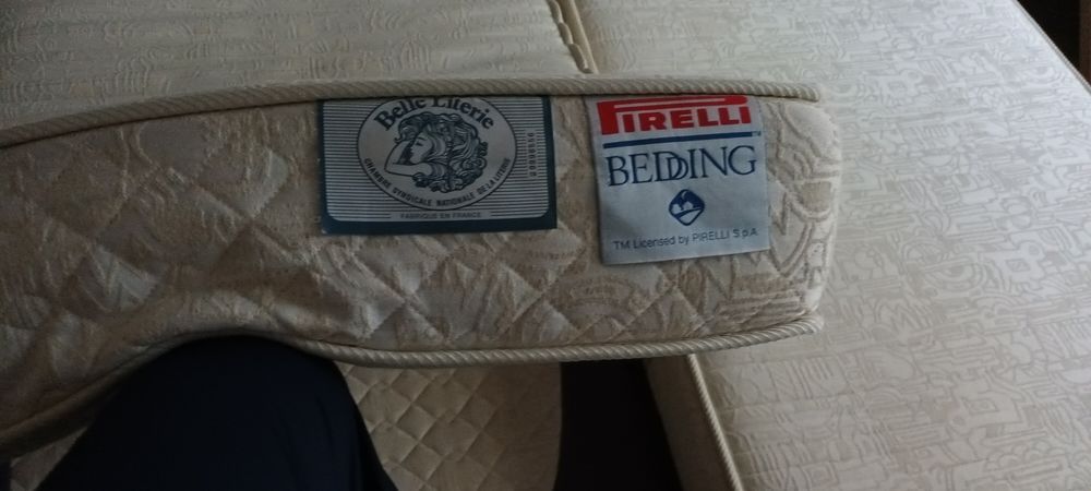 donne 2 matelas 80x200 plut&ocirc;t ferme un propre l autre tach&eacute; Meubles