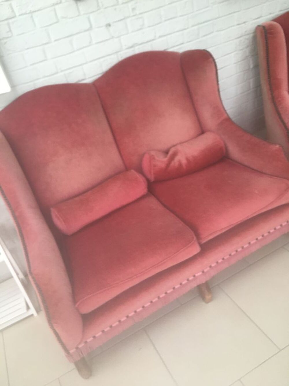 canap&eacute; 2 places et 2 fauteuils pieds en bois tr&egrave;s confortabl Meubles