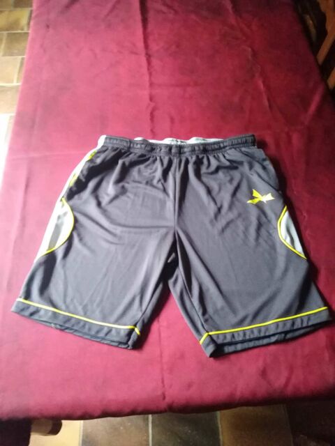 Short gris fonc taille XL neuf jamais port 6 Avermes (03)