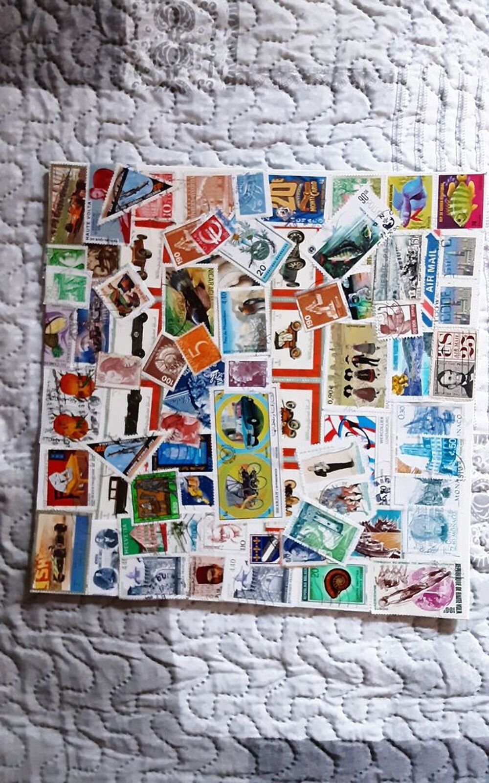 tableau en toile coton 25x25cm avec vieux timbres vernis 