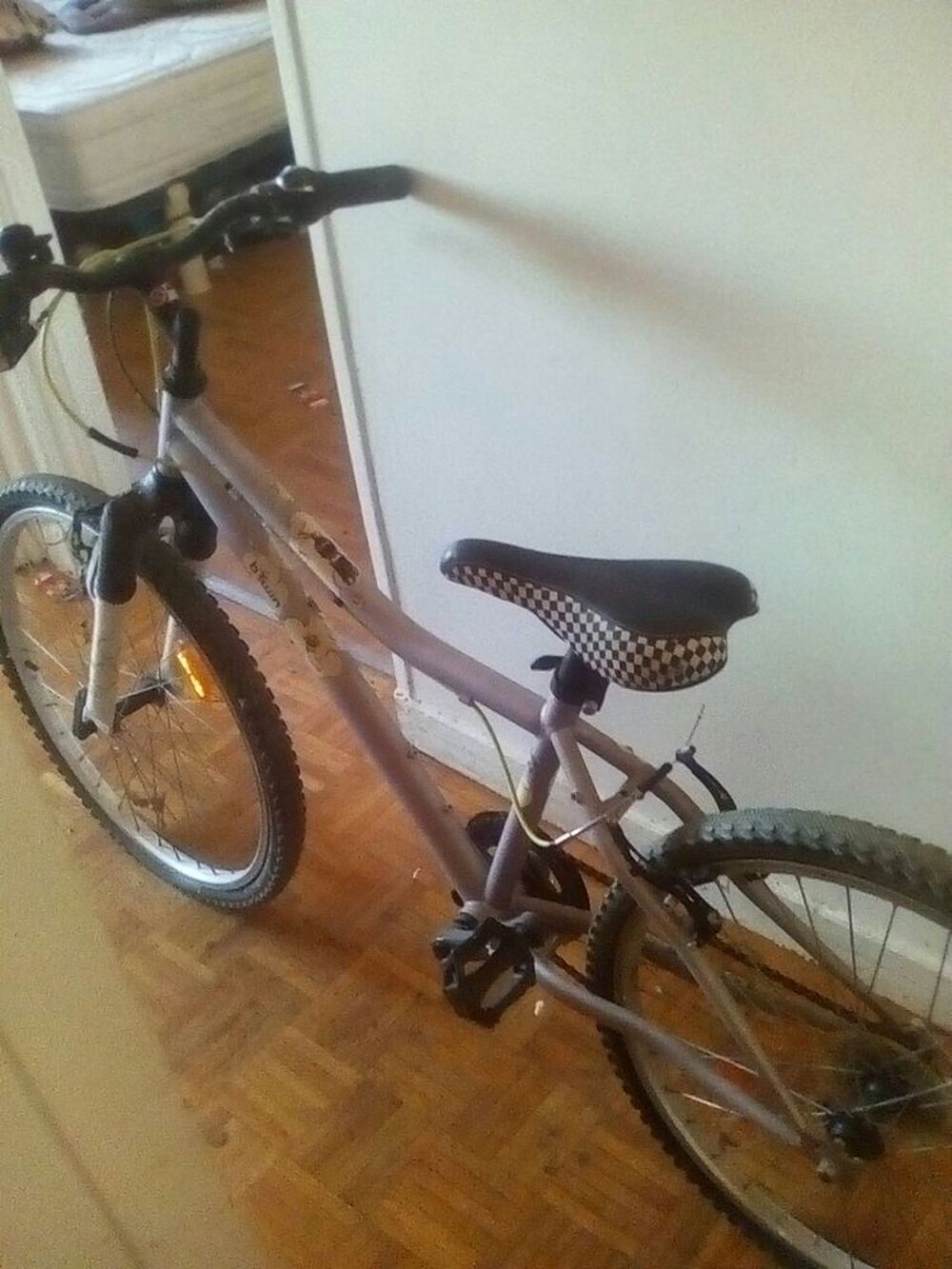 a saisir v&eacute;lo amortisseur VTT btwin d&eacute;cathlon vitesse poignee Vélos