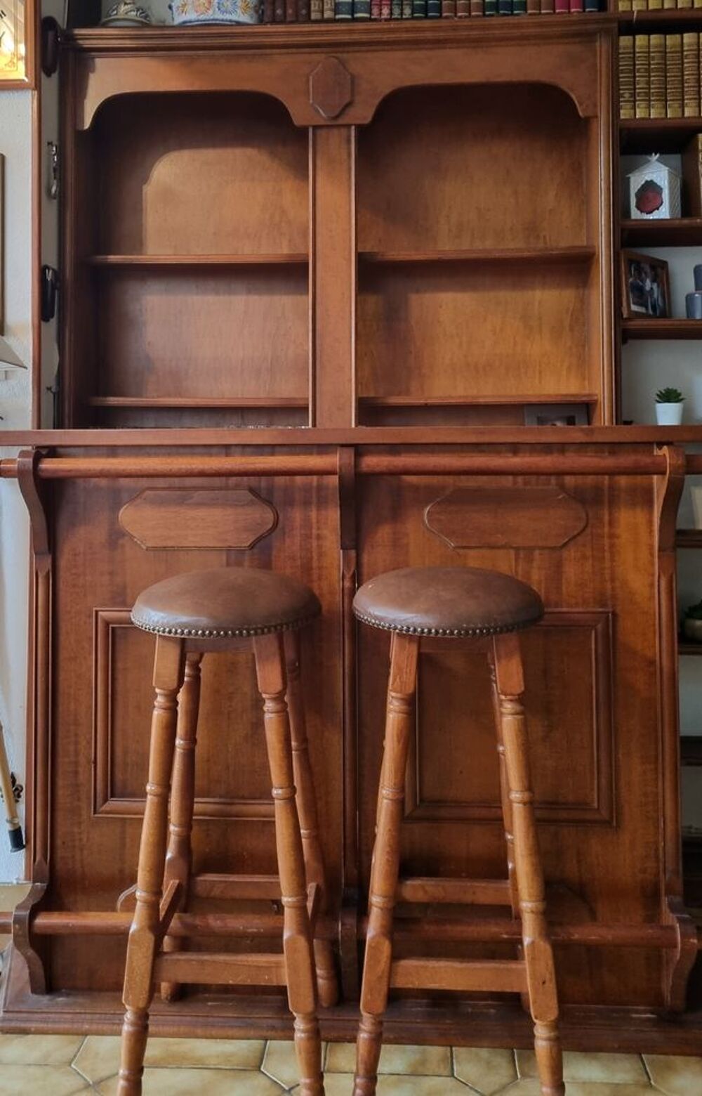 BAR EN BOIS AVEC MEUBLE RANGEMENT ET TABOURETS Meubles