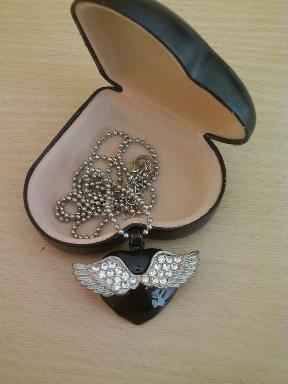 Pendentif c?ur noir ailes d'Ange argent&eacute;es N&deg;927 Bijoux et montres