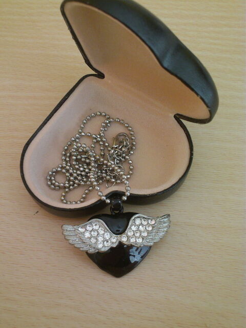 Pendentif c?ur noir ailes d'Ange argentées N°927 5 Beaune (21)