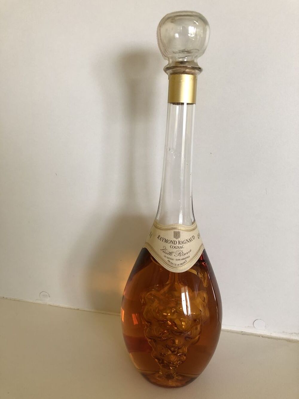 COGNAC VIEILLE RESERVE AVEC GRAPPE RAISINS EN VERRE 