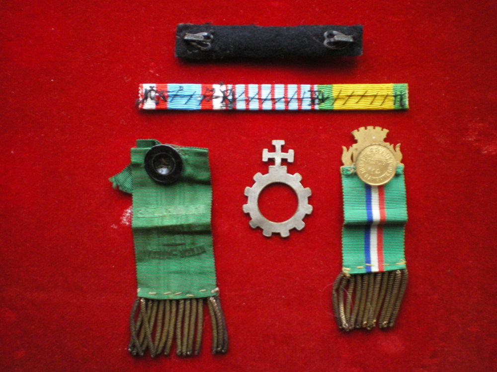 Barrettes de d&eacute;corations, insignes et chapelet scout. 
