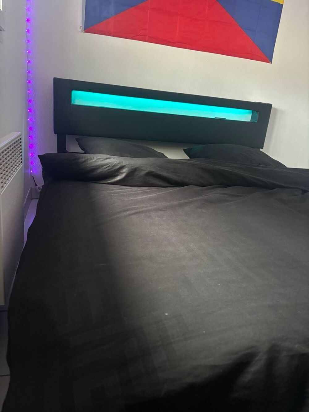 Sommier avec LED + Matelas 160x200 €" Comme neuf, achet&eacute; il y a 1 mois et demi Meubles