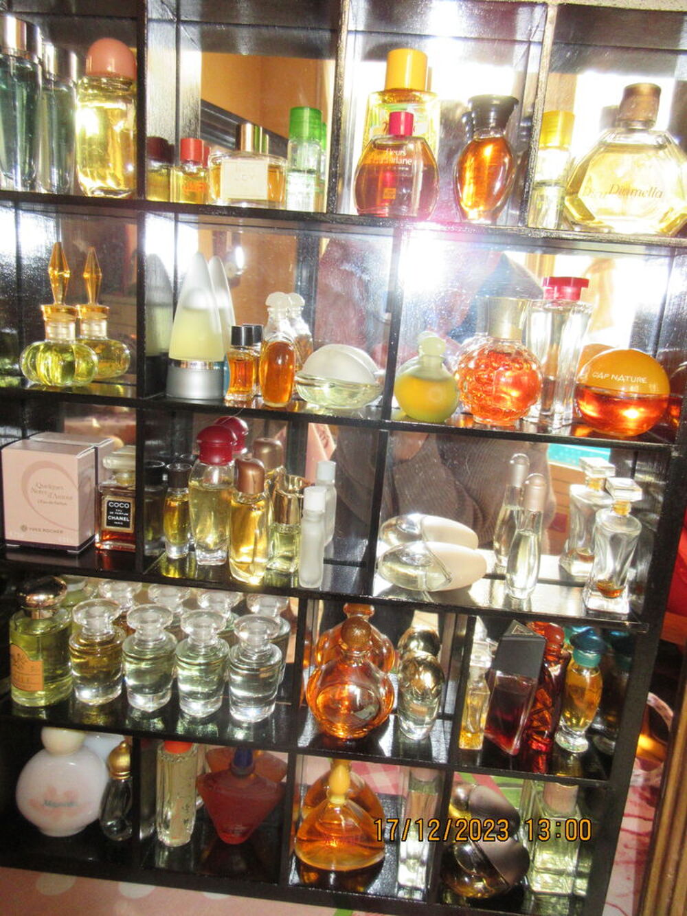env. 250 miniatures de parfum Dcoration
