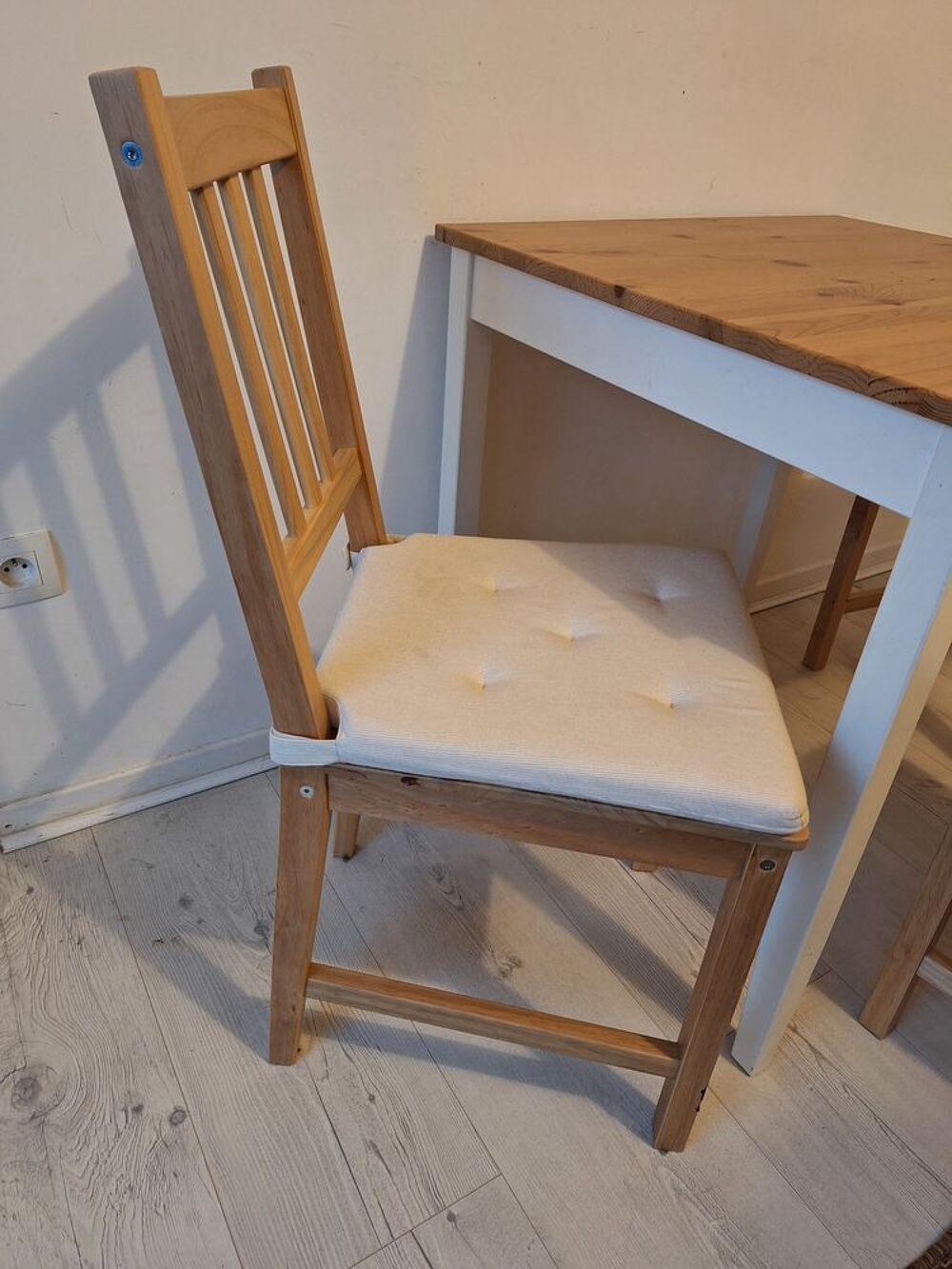 Table Ikea avec 3 chaises Meubles