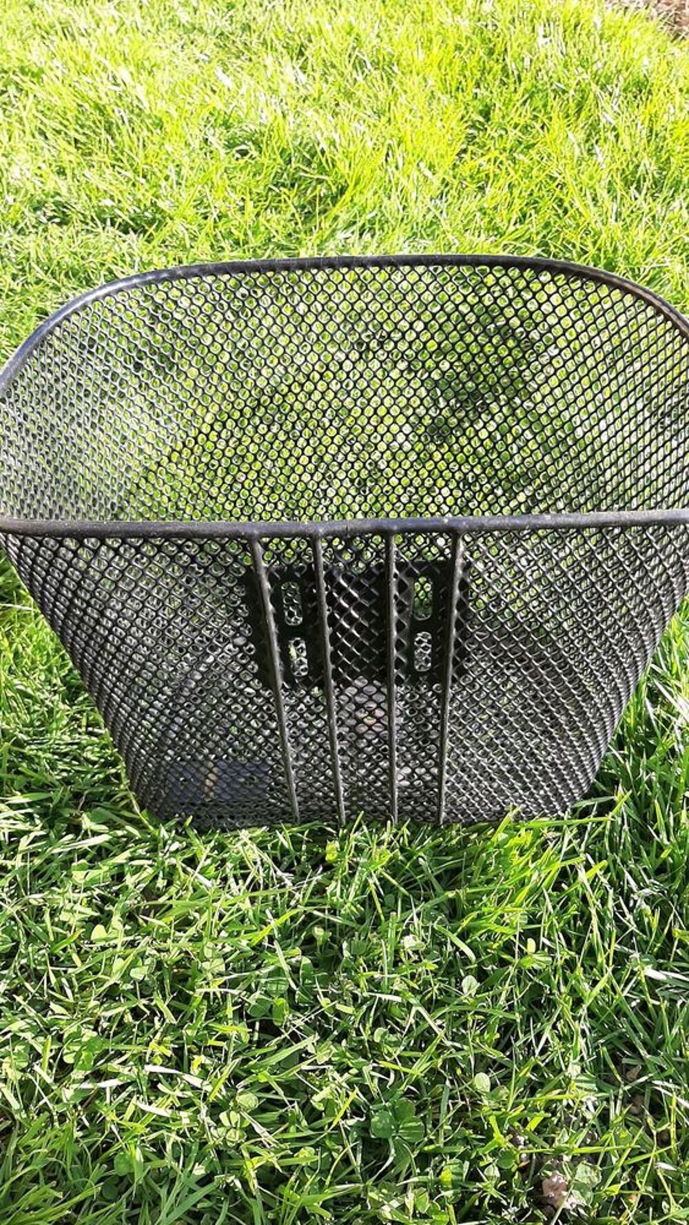 Panier &agrave; fixer sur un v&eacute;lo. Sports