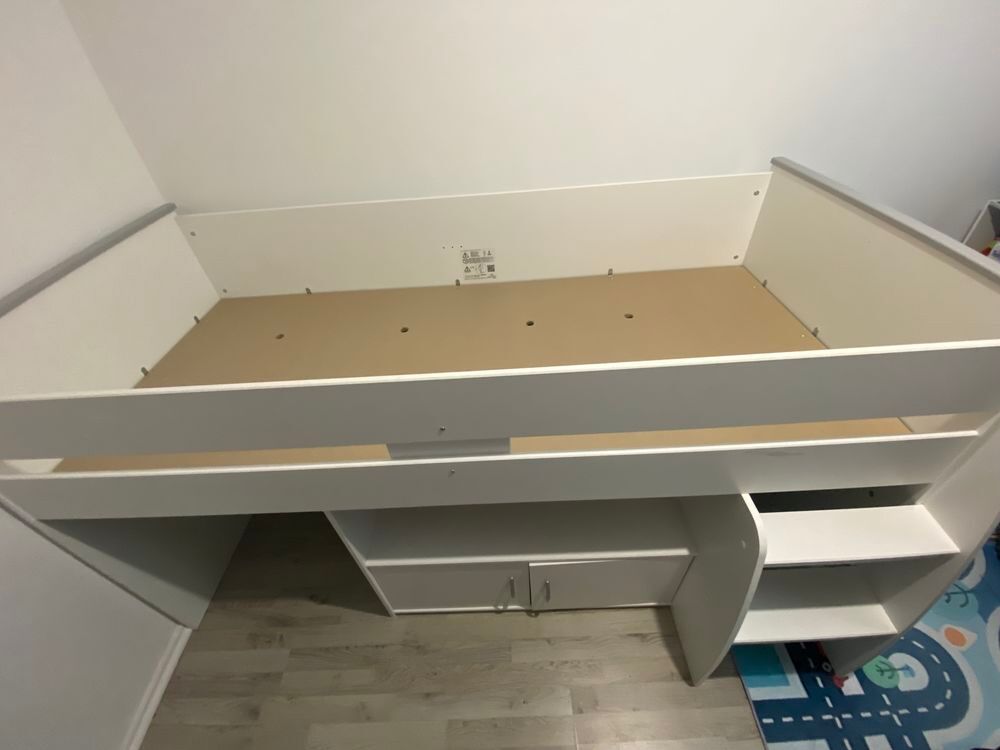 Lit enfant combin&eacute; avec bureau &agrave; roulettes 90x 200cm Puériculture