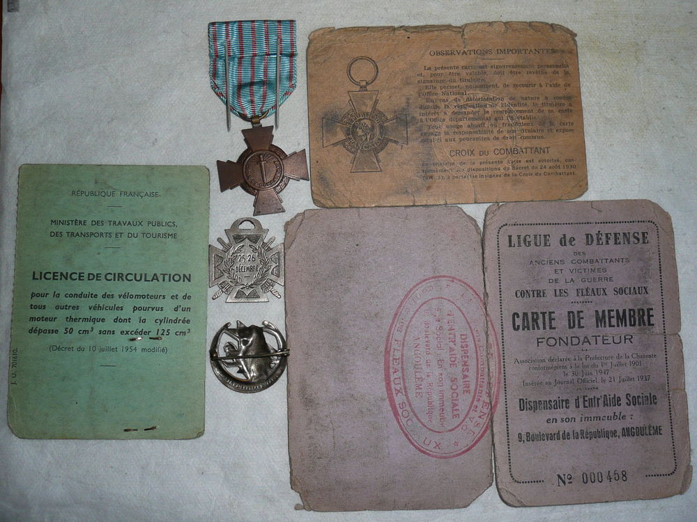 Lot de 3 m&eacute;dailles avec livret du combattant 